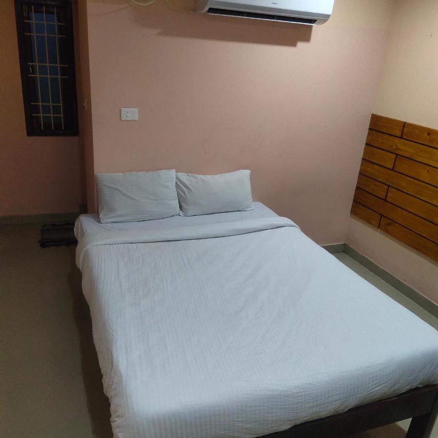 فندق بونديتْشيريفي  J J Residency المظهر الخارجي الصورة