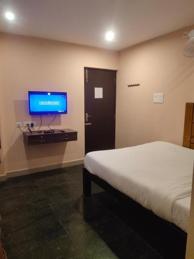 فندق بونديتْشيريفي  J J Residency المظهر الخارجي الصورة